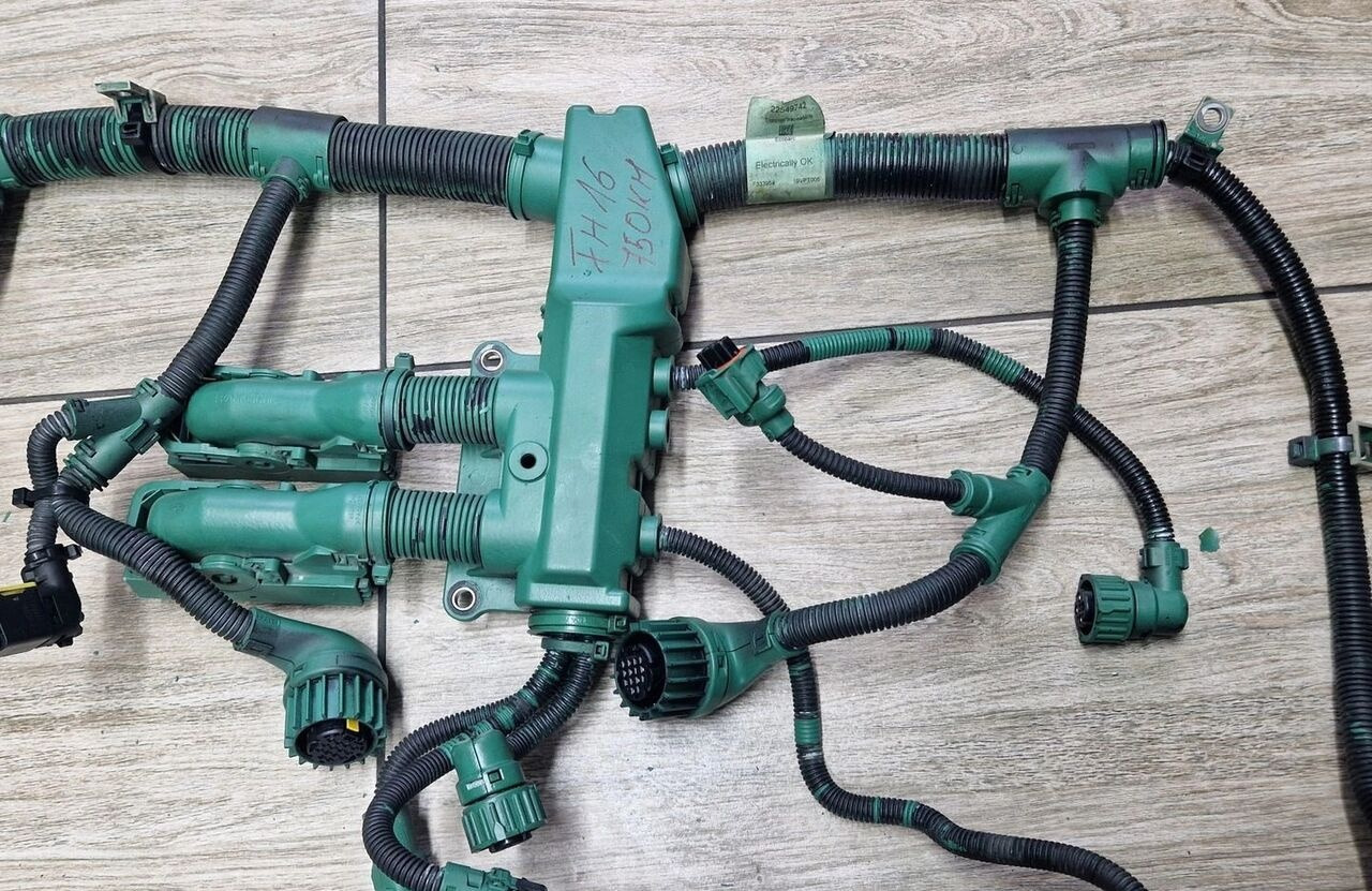 VOLVO WIĄZKA INSTALACJA SILNIKA VOLVO FH 16 D16K EURO 6 22549742 - Kábel/ Kábelkorbácso - Teherautó: 3 kép. VOLVO WIĄZKA INSTALACJA SILNIKA VOLVO FH 16 D16K EURO 6 22549742 - Kábel/ Kábelkorbácso - Teherautó: 3 kép.