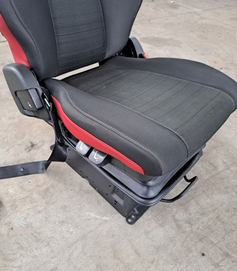 Volvo FOTEL PASAŻERA PRAWY VOLVO FH 4 FM 4 - Ülés - Teherautó: 4 kép. Volvo FOTEL PASAŻERA PRAWY VOLVO FH 4 FM 4 - Ülés - Teherautó: 4 kép.