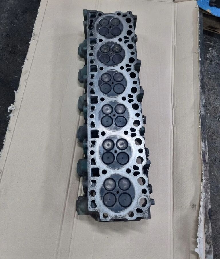 Volvo GŁOWICA SILNIKA FL FE D7E D7F RENAULT MIDLUM PREMIUM DXI 7 EURO Deutz Volvo - Motor fej - Teherautó: 3 kép. Volvo GŁOWICA SILNIKA FL FE D7E D7F RENAULT MIDLUM PREMIUM DXI 7 EURO Deutz Volvo - Motor fej - Teherautó: 3 kép.