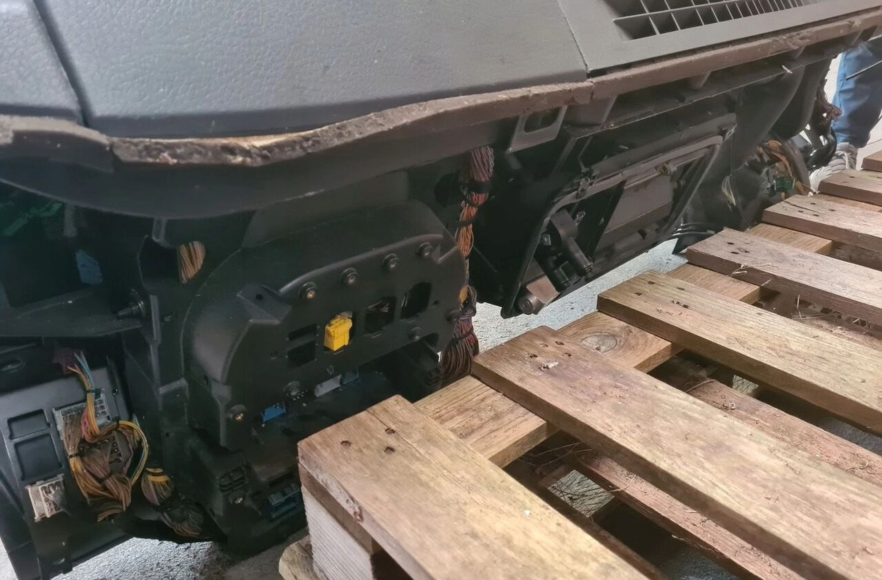 Volvo KONSOLA PRZEKŁADKA ANGLIKA FL EURO 5 Volvo ANGLIKA VOLVO FL EURO 5 - Műszerfal - Teherautó: 5 kép. Volvo KONSOLA PRZEKŁADKA ANGLIKA FL EURO 5 Volvo ANGLIKA VOLVO FL EURO 5 - Műszerfal - Teherautó: 5 kép.