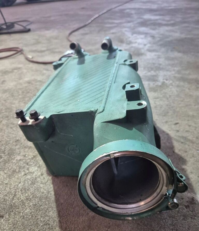Volvo SPALIN EGR FH 4 FH 16 EURO 6 22281909 Volvo SPALIN EGR VOLVO FH 4 FH 16 EURO 6 22281909 - Köztes hűtő - Teherautó: 4 kép. Volvo SPALIN EGR FH 4 FH 16 EURO 6 22281909 Volvo SPALIN EGR VOLVO FH 4 FH 16 EURO 6 22281909 - Köztes hűtő - Teherautó: 4 kép.