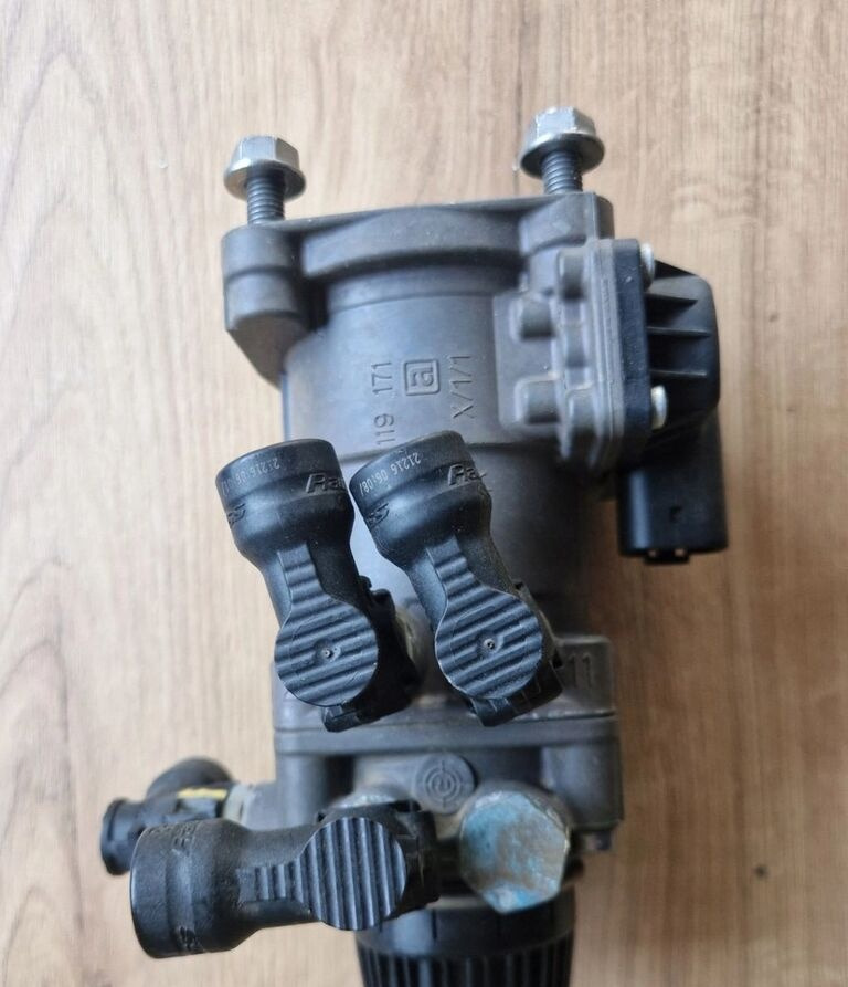 ZAWÓR GŁÓWNY HAMULCOWY POD PEDAŁ FORD F-MAX CARGO EURO 6 | ID: 6125030914 Ford F-MAX CARGO - Fék alkatrészek - Teherautó: 1 kép. ZAWÓR GŁÓWNY HAMULCOWY POD PEDAŁ FORD F-MAX CARGO EURO 6 | ID: 6125030914 Ford F-MAX CARGO - Fék alkatrészek - Teherautó: 1 kép.