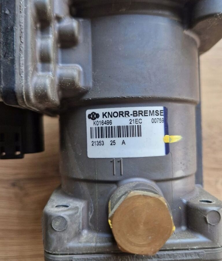 ZAWÓR GŁÓWNY HAMULCOWY POD PEDAŁ FORD F-MAX CARGO EURO 6 | ID: 6125030914 Ford F-MAX CARGO - Fék alkatrészek - Teherautó: 2 kép. ZAWÓR GŁÓWNY HAMULCOWY POD PEDAŁ FORD F-MAX CARGO EURO 6 | ID: 6125030914 Ford F-MAX CARGO - Fék alkatrészek - Teherautó: 2 kép.