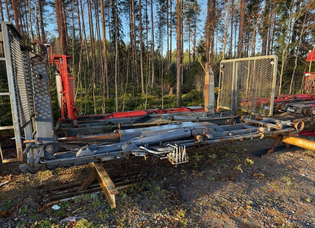 Koukkulaitteet ja vaijerilaitteet - Horgos rakodó teherautó: 4 kép. Koukkulaitteet ja vaijerilaitteet - Horgos rakodó teherautó: 4 kép.