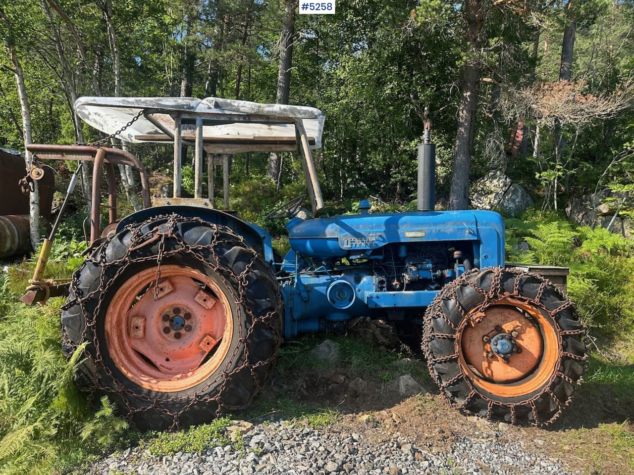 1963 Fordson Major 4x4 with splitter gearbox, Ako winch, and tire chains. SEE VIDEO. - Traktor: 3 kép. 1963 Fordson Major 4x4 with splitter gearbox, Ako winch, and tire chains. SEE VIDEO. - Traktor: 3 kép.