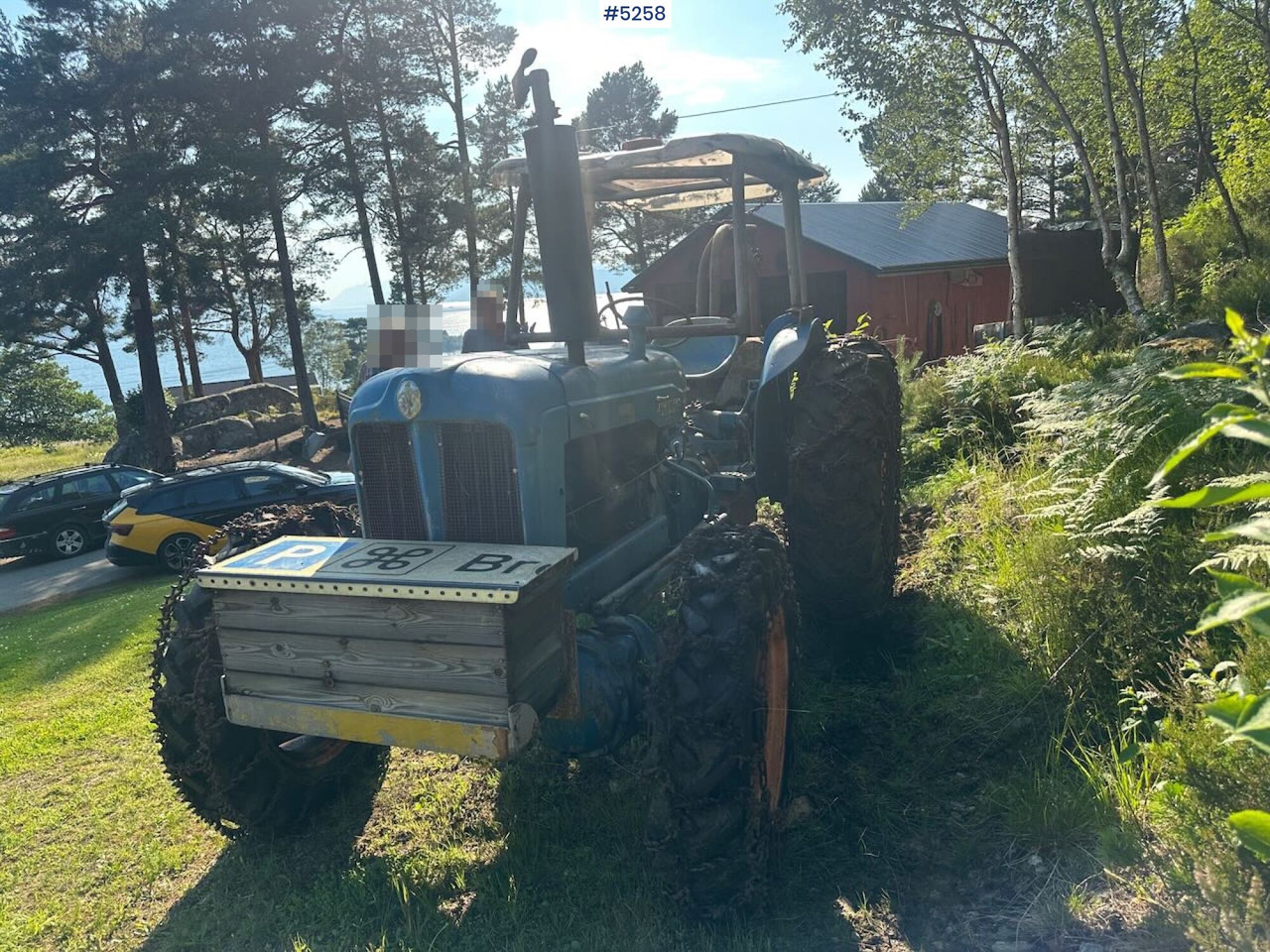 1963 Fordson Major 4x4 with splitter gearbox, Ako winch, and tire chains. SEE VIDEO. - Traktor: 5 kép. 1963 Fordson Major 4x4 with splitter gearbox, Ako winch, and tire chains. SEE VIDEO. - Traktor: 5 kép.