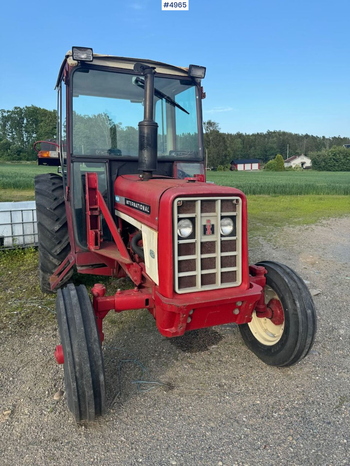 1977 International 454 4x2. Rep object. - Traktor: 2 kép. 1977 International 454 4x2. Rep object. - Traktor: 2 kép.