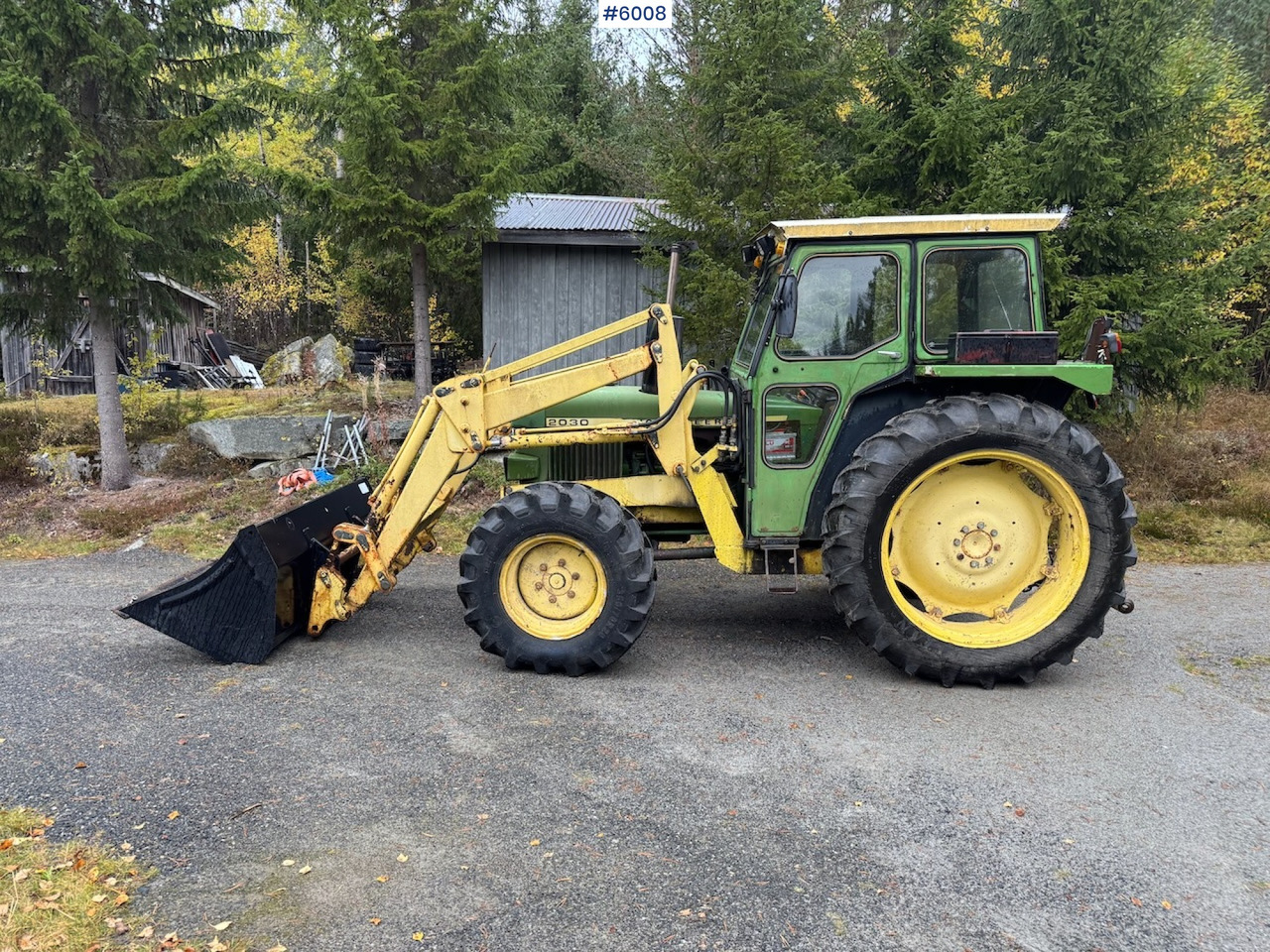 1977 John Deere 2030 w/ front loader, bucket and chains. - Traktor: 1 kép. 1977 John Deere 2030 w/ front loader, bucket and chains. - Traktor: 1 kép.
