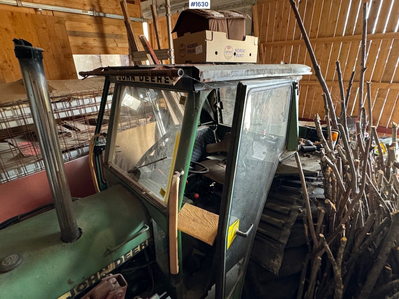 1981 John Deere 1040 w/ front loader & triangle - Traktor: 2 kép. 1981 John Deere 1040 w/ front loader & triangle - Traktor: 2 kép.