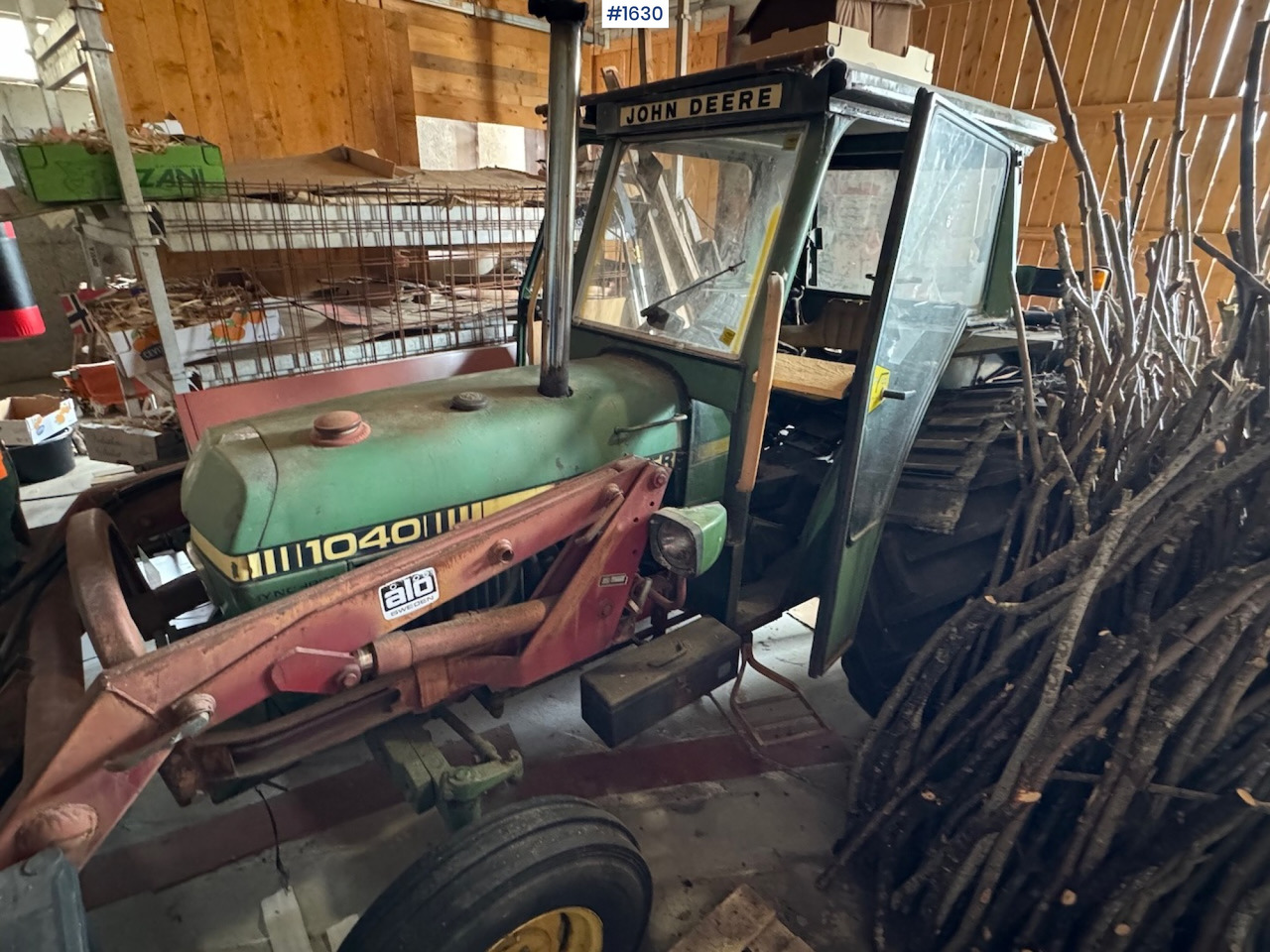 1981 John Deere 1040 w/ front loader & triangle - Traktor: 1 kép. 1981 John Deere 1040 w/ front loader & triangle - Traktor: 1 kép.