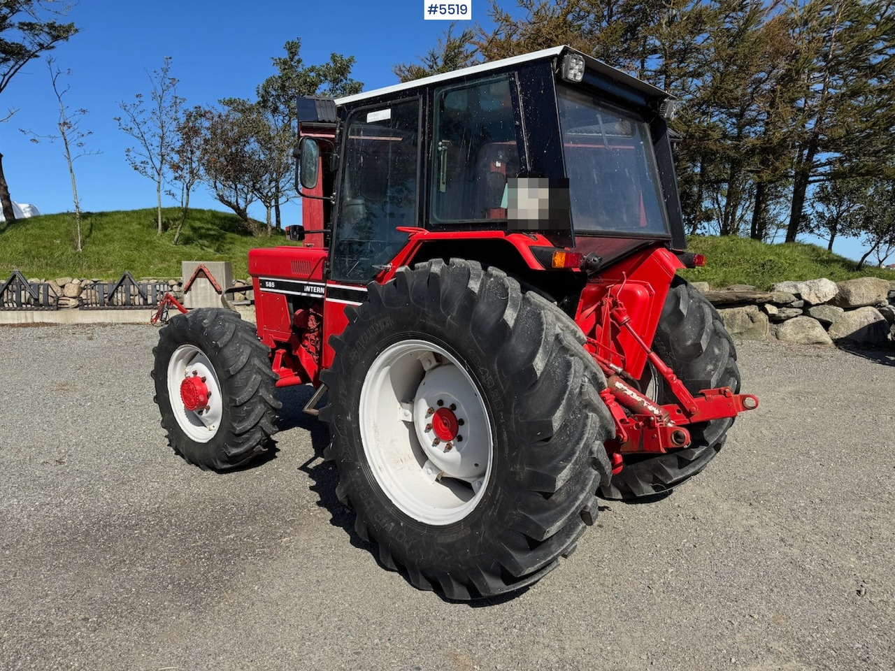 1983 International 585 - Traktor: 3 kép. 1983 International 585 - Traktor: 3 kép.