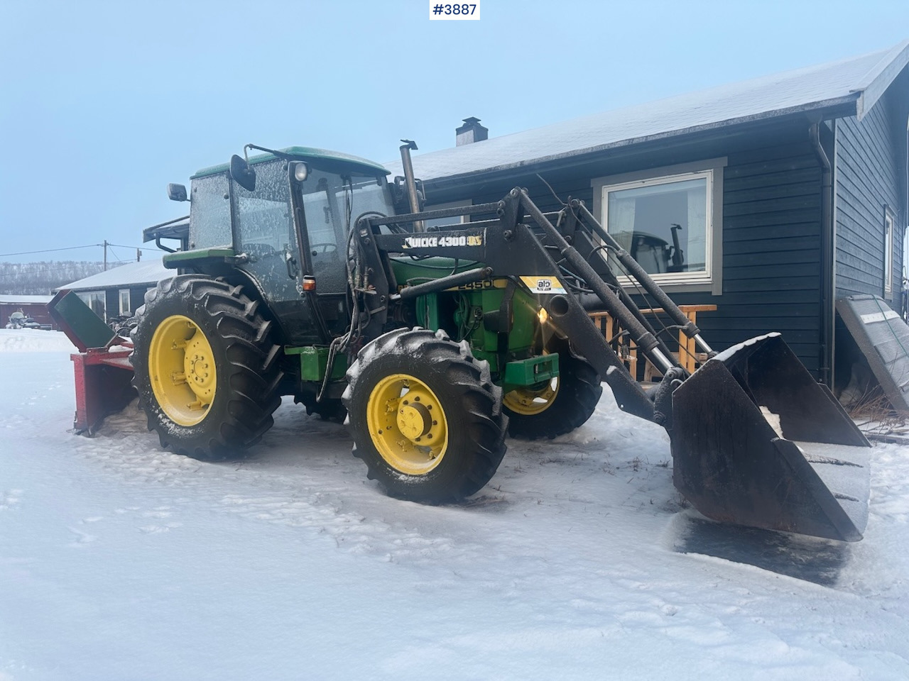1987 John Deere Power Synchron 2450 4x4 w/ Quicke 4300 front loader, snow blower and gravel bucket. WATCH VIDEO. - Traktor: 1 kép. 1987 John Deere Power Synchron 2450 4x4 w/ Quicke 4300 front loader, snow blower and gravel bucket. WATCH VIDEO. - Traktor: 1 kép.