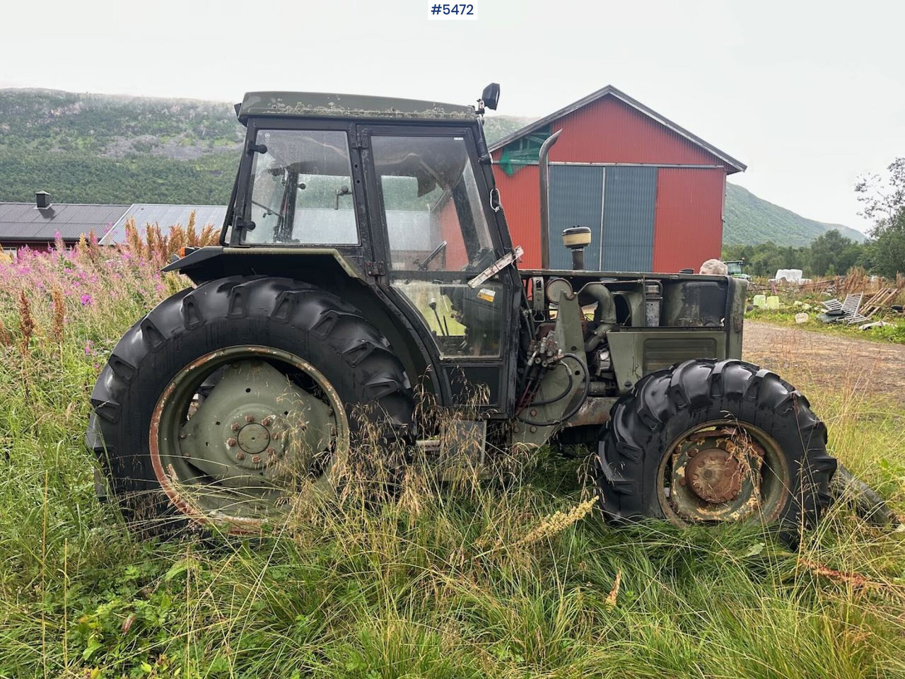 1988 Massey-Ferguson 375 tractor w/ front loader, earthmoving bucket and snow bucket. - Traktor: 4 kép. 1988 Massey-Ferguson 375 tractor w/ front loader, earthmoving bucket and snow bucket. - Traktor: 4 kép.