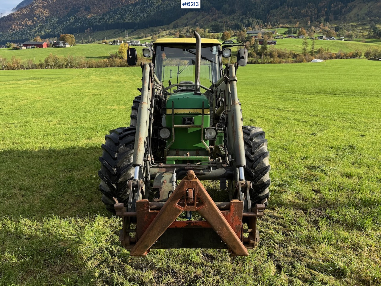 1990 John Deere 2850 Power Synchron w/ front loader. - Traktor: 3 kép. 1990 John Deere 2850 Power Synchron w/ front loader. - Traktor: 3 kép.