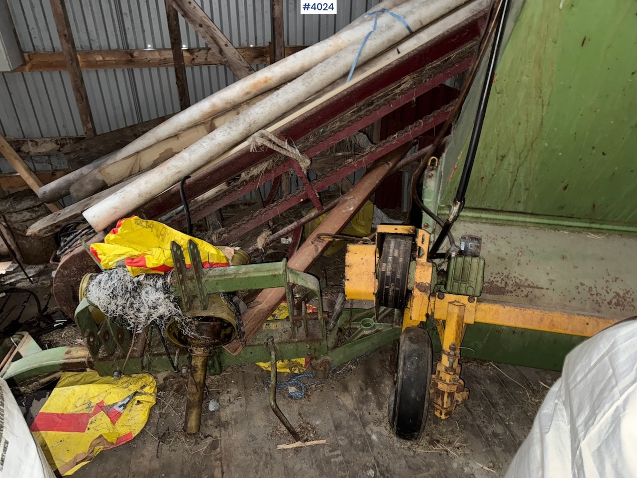 1994 Serigstad 35 harvester with tractor part - Szálastakarmány betakarítás gépei: 2 kép. 1994 Serigstad 35 harvester with tractor part - Szálastakarmány betakarítás gépei: 2 kép.