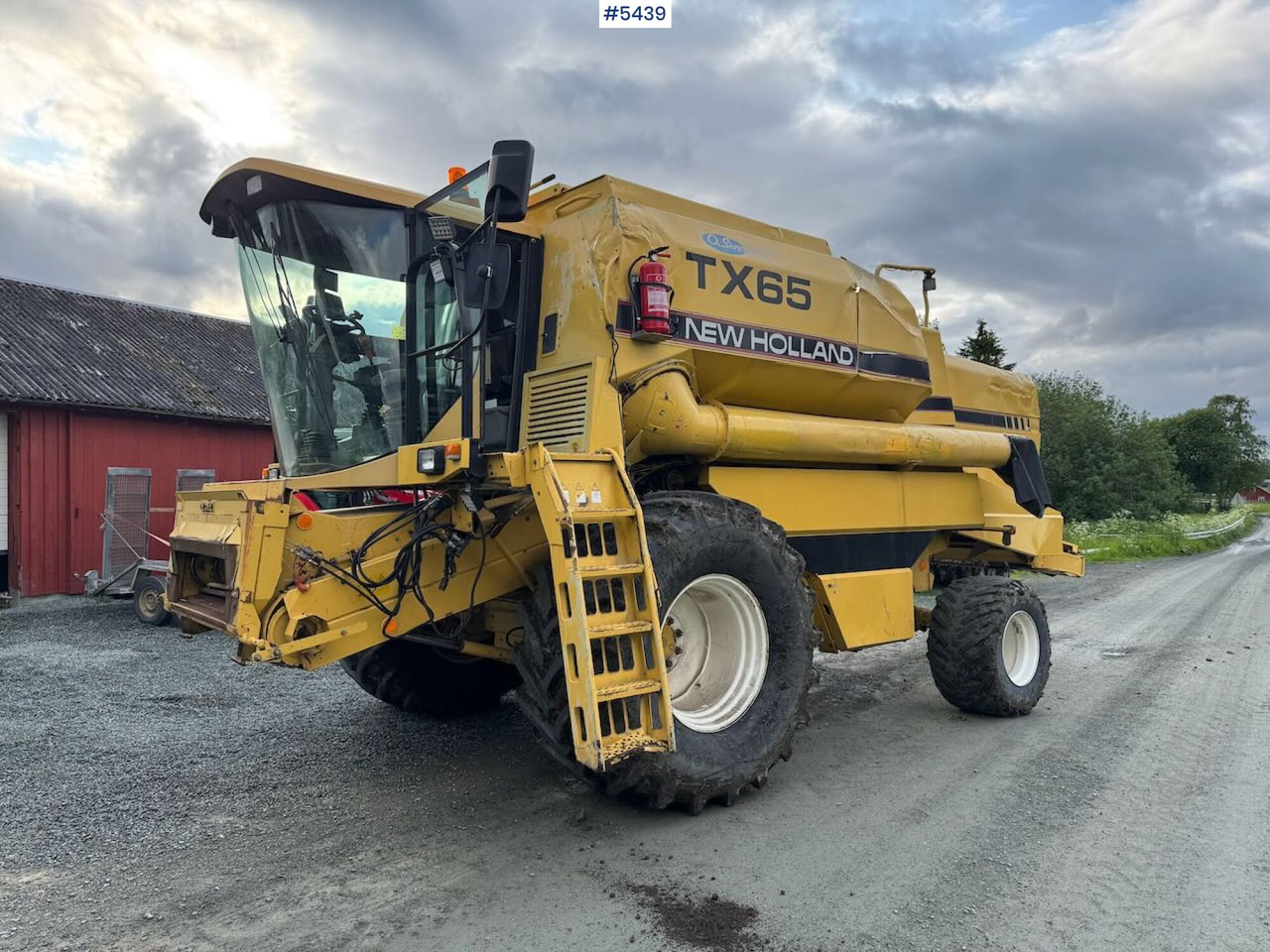 1995 New Holland TX65 m/ 20 fot skjærebord og henger - Kombájn: 2 kép. 1995 New Holland TX65 m/ 20 fot skjærebord og henger - Kombájn: 2 kép.