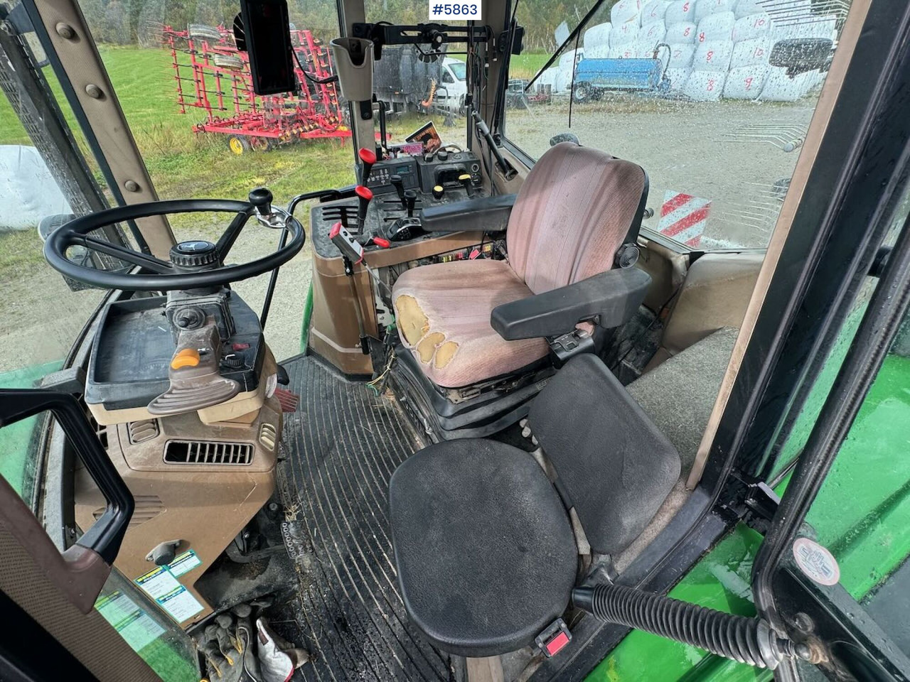 Traktor 1996 John Deere 6400 4x4 w/ front loader.: 11 kép.