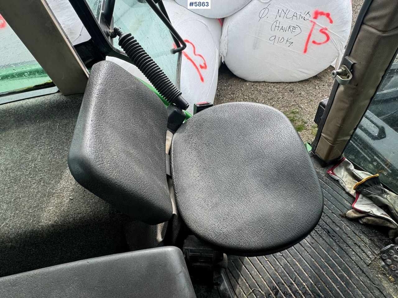 Traktor 1996 John Deere 6400 4x4 w/ front loader.: 12 kép.