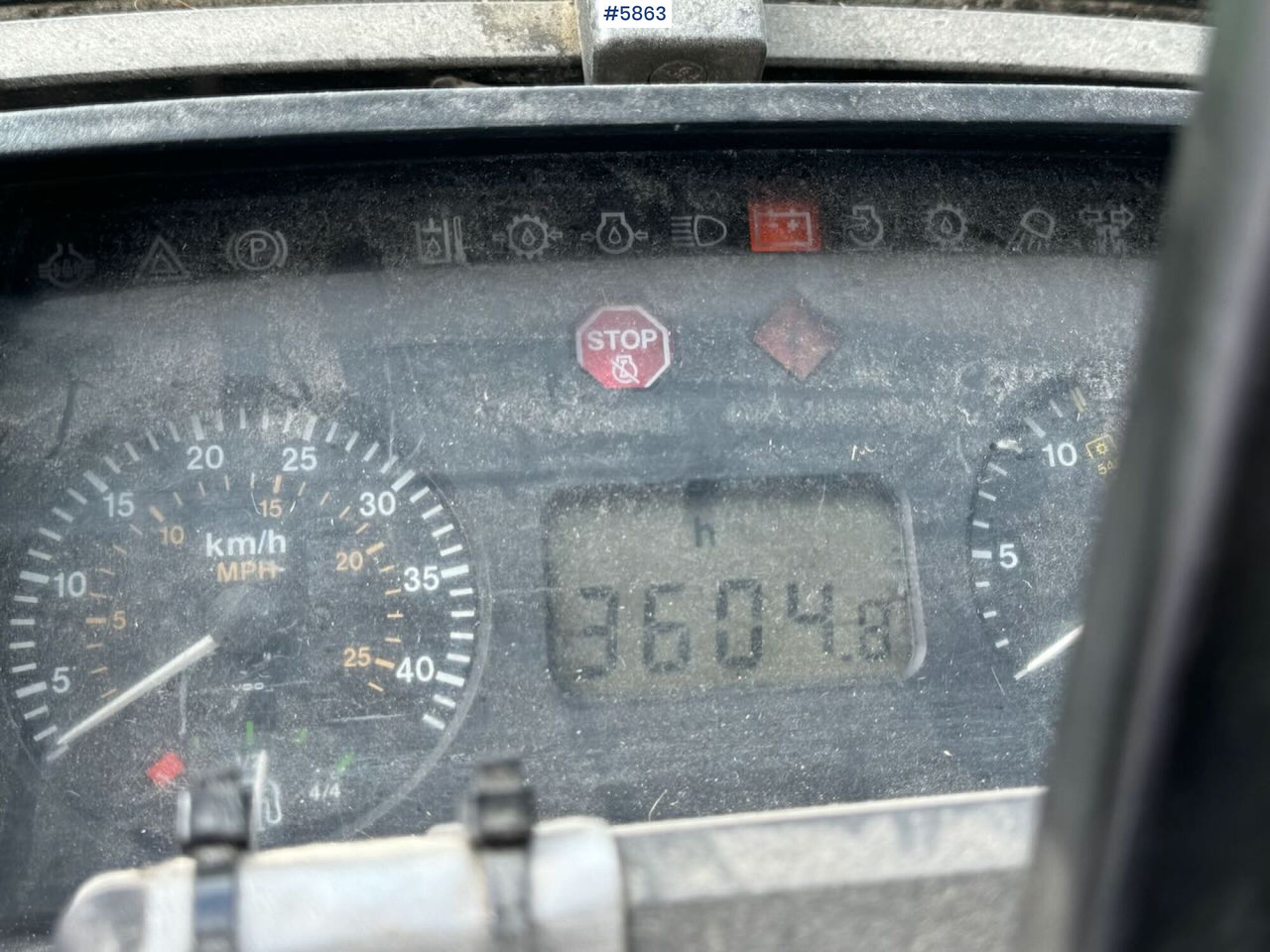 Traktor 1996 John Deere 6400 4x4 w/ front loader.: 16 kép.