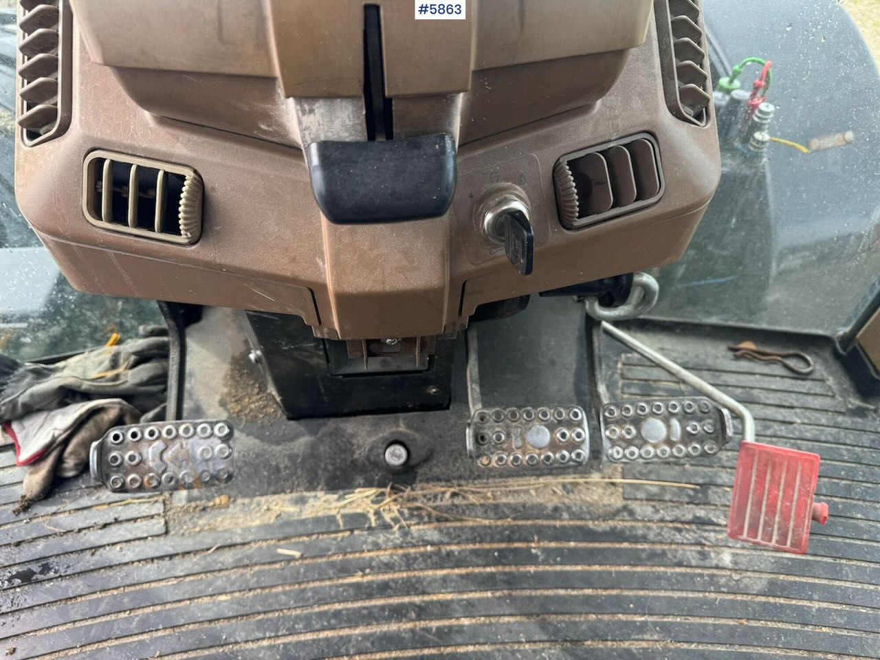 Traktor 1996 John Deere 6400 4x4 w/ front loader.: 17 kép.