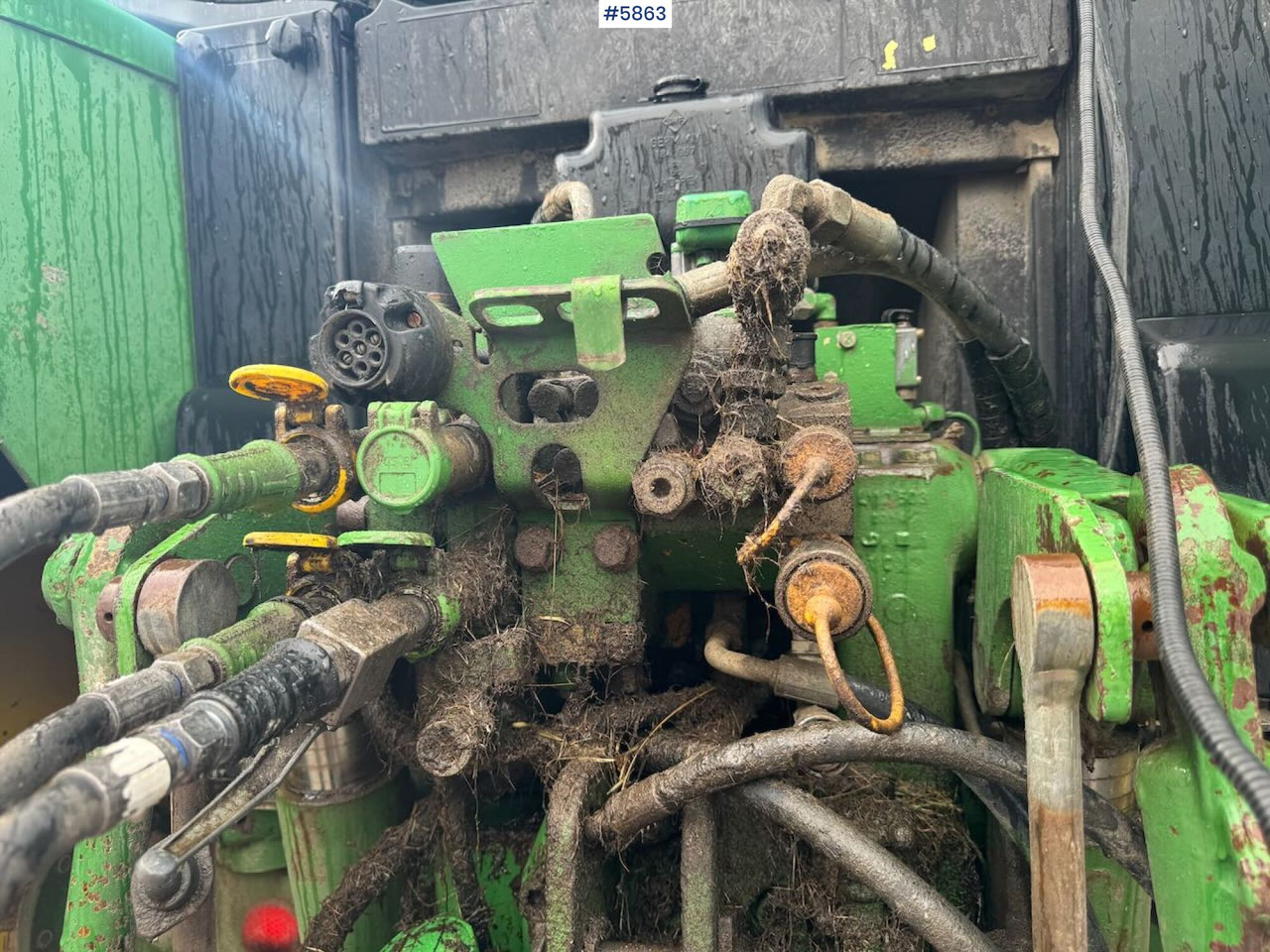 Traktor 1996 John Deere 6400 4x4 w/ front loader.: 19 kép.