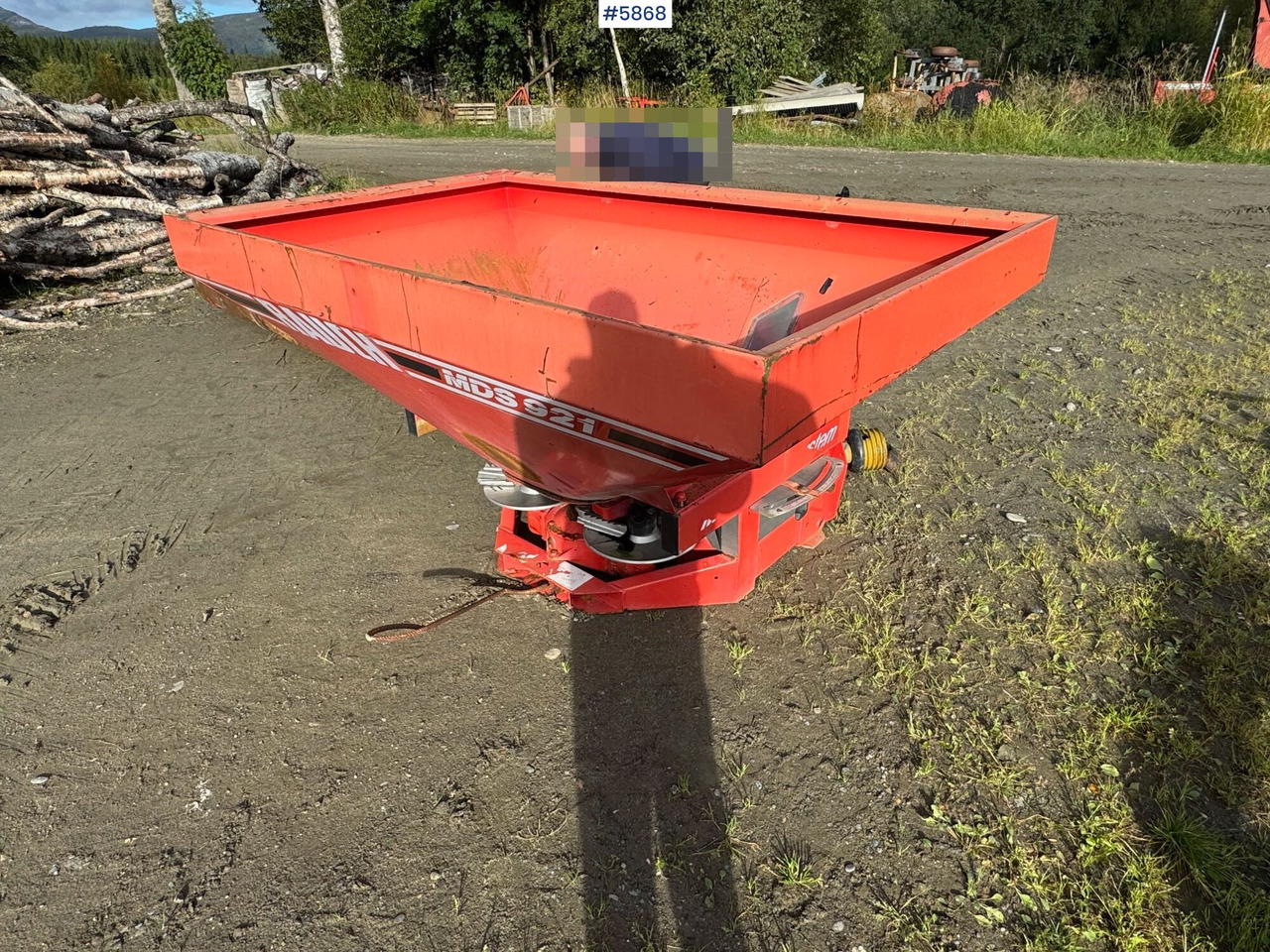 1997 Rauch MDS 921 Fertilizer spreader, partial repair project - Műtrágyaszóró: 2 kép. 1997 Rauch MDS 921 Fertilizer spreader, partial repair project - Műtrágyaszóró: 2 kép.