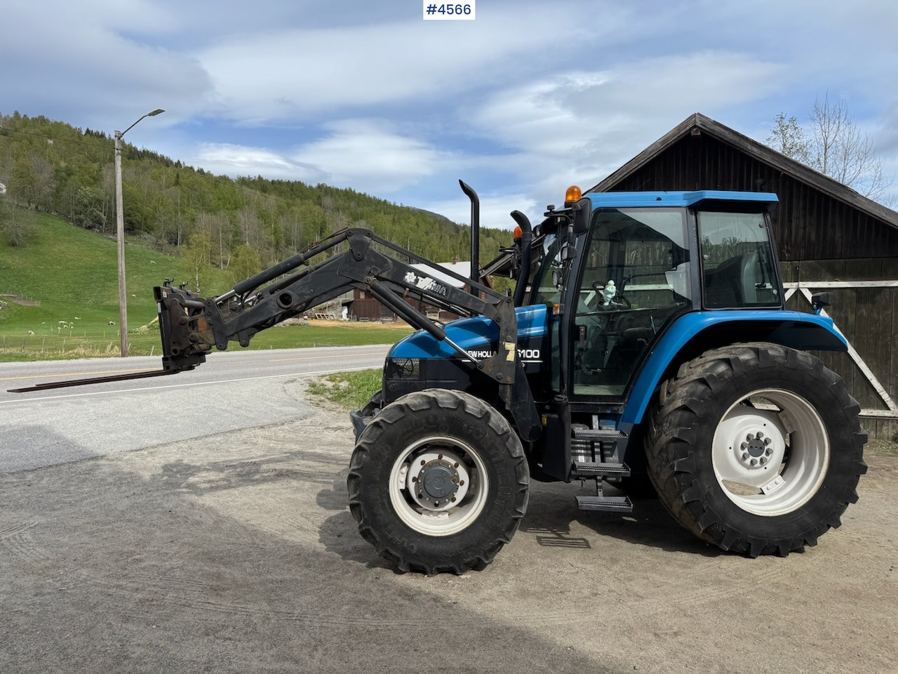 1998 New Holland TS 100 w/front loader and some equipment - Traktor: 1 kép. 1998 New Holland TS 100 w/front loader and some equipment - Traktor: 1 kép.