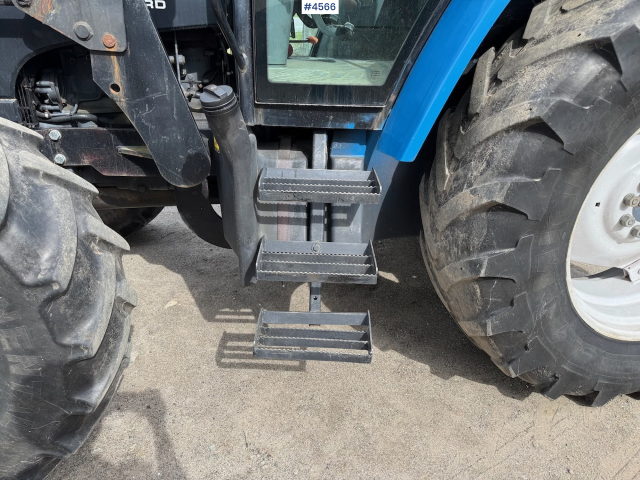 1998 New Holland TS 100 w/front loader and some equipment - Traktor: 3 kép. 1998 New Holland TS 100 w/front loader and some equipment - Traktor: 3 kép.