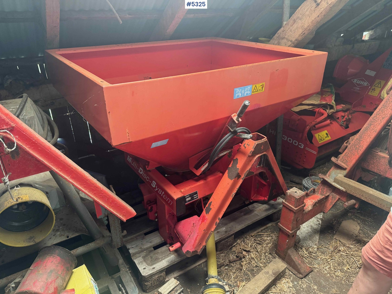 1999 Rauch MDS 81 fertilizer spreader - Műtrágyaszóró: 1 kép. 1999 Rauch MDS 81 fertilizer spreader - Műtrágyaszóró: 1 kép.