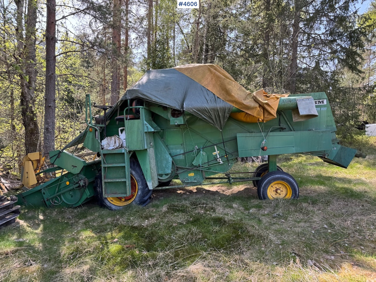 2 Volvo BM Aktiv 800 threshers - Kombájn: 1 kép. 2 Volvo BM Aktiv 800 threshers - Kombájn: 1 kép.
