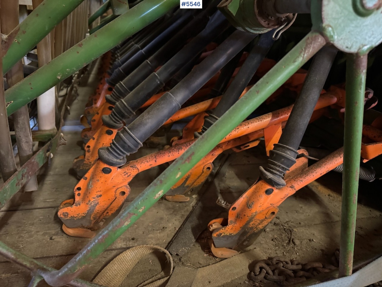 2002 Amazone VE 401 seed drill. - Szemenkénti vetőgép: 5 kép. 2002 Amazone VE 401 seed drill. - Szemenkénti vetőgép: 5 kép.