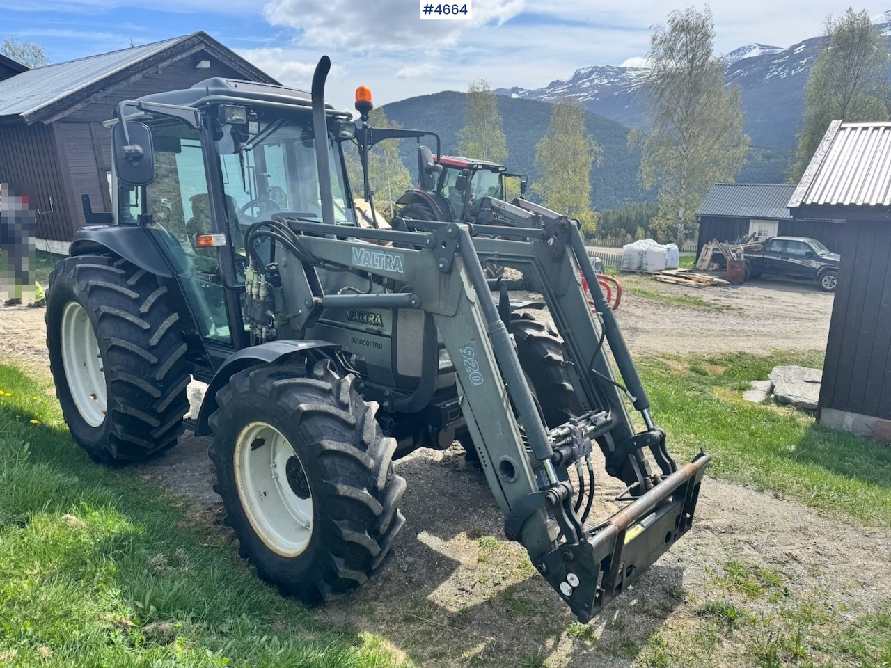 2003 Valtra A85-4 4x4 with Front Loader – 4450 hours! - Traktor: 3 kép. 2003 Valtra A85-4 4x4 with Front Loader – 4450 hours! - Traktor: 3 kép.