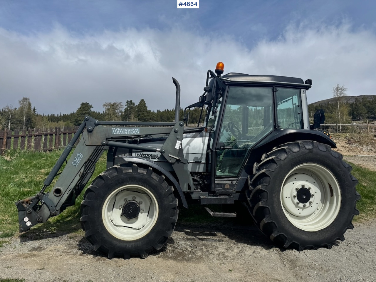 2003 Valtra A85-4 4x4 with Front Loader – 4450 hours! - Traktor: 5 kép. 2003 Valtra A85-4 4x4 with Front Loader – 4450 hours! - Traktor: 5 kép.