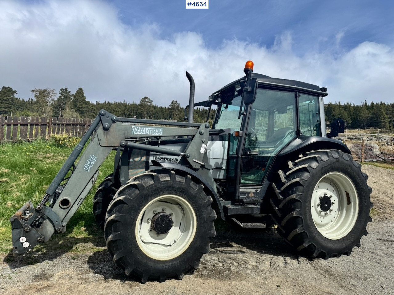 2003 Valtra A85-4 4x4 with Front Loader – 4450 hours! - Traktor: 1 kép. 2003 Valtra A85-4 4x4 with Front Loader – 4450 hours! - Traktor: 1 kép.
