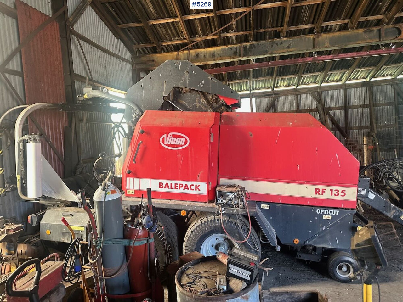 2003 Vicon RF 135 opticut round baler. - Szálastakarmány betakarítás gépei: 3 kép. 2003 Vicon RF 135 opticut round baler. - Szálastakarmány betakarítás gépei: 3 kép.