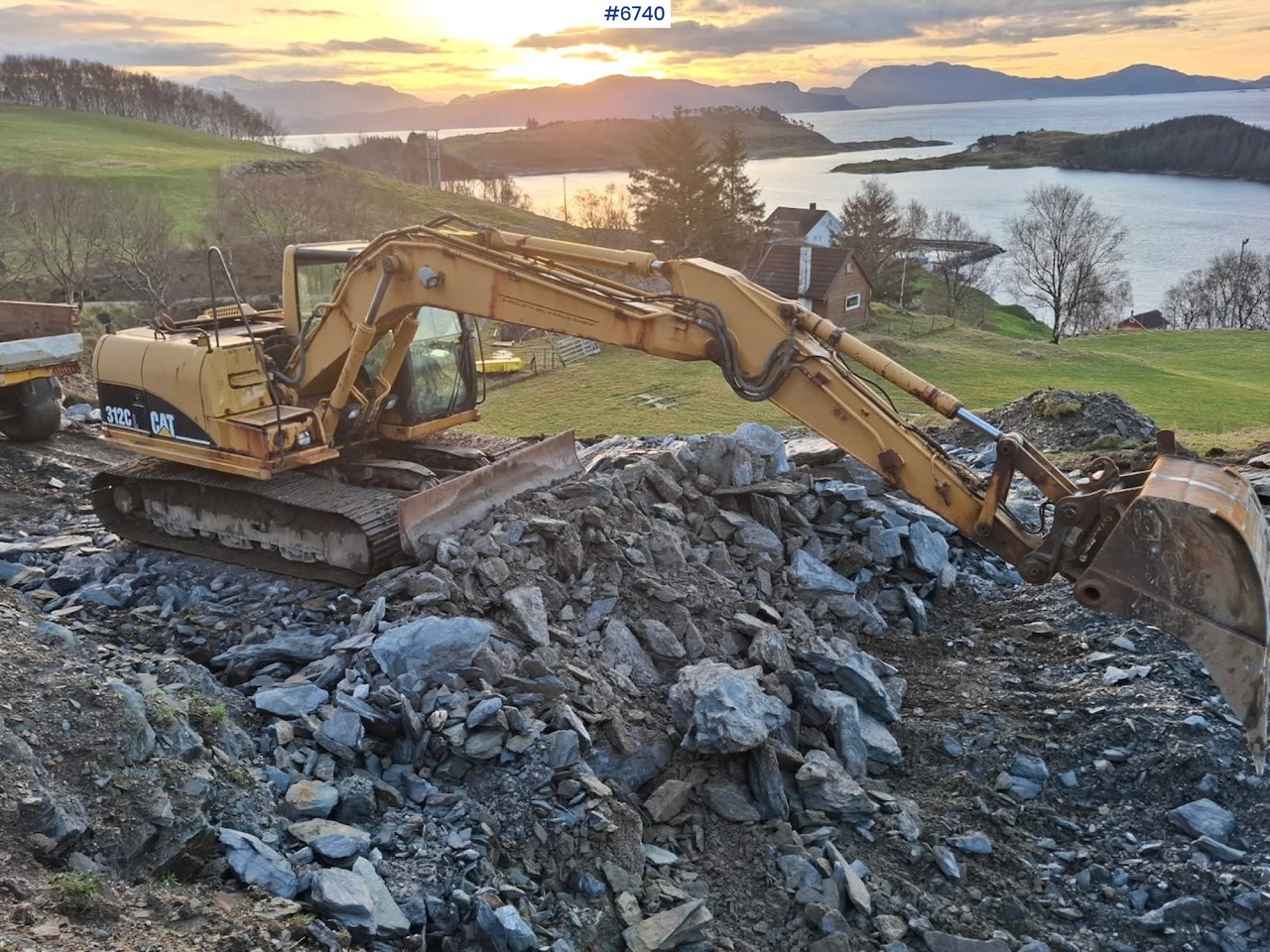 2004 Cat 312C L w/ digger bucket. - Lánctalpas kotró: 3 kép. 2004 Cat 312C L w/ digger bucket. - Lánctalpas kotró: 3 kép.