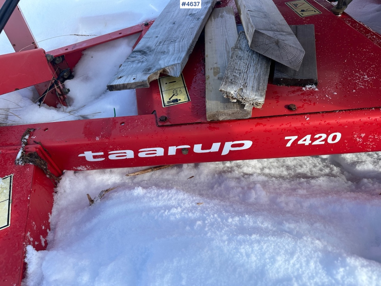 Szálastakarmány betakarítás gépei 2004 Taarup 7420 Round bale wrapper: 6 kép. Szálastakarmány betakarítás gépei 2004 Taarup 7420 Round bale wrapper: 6 kép.