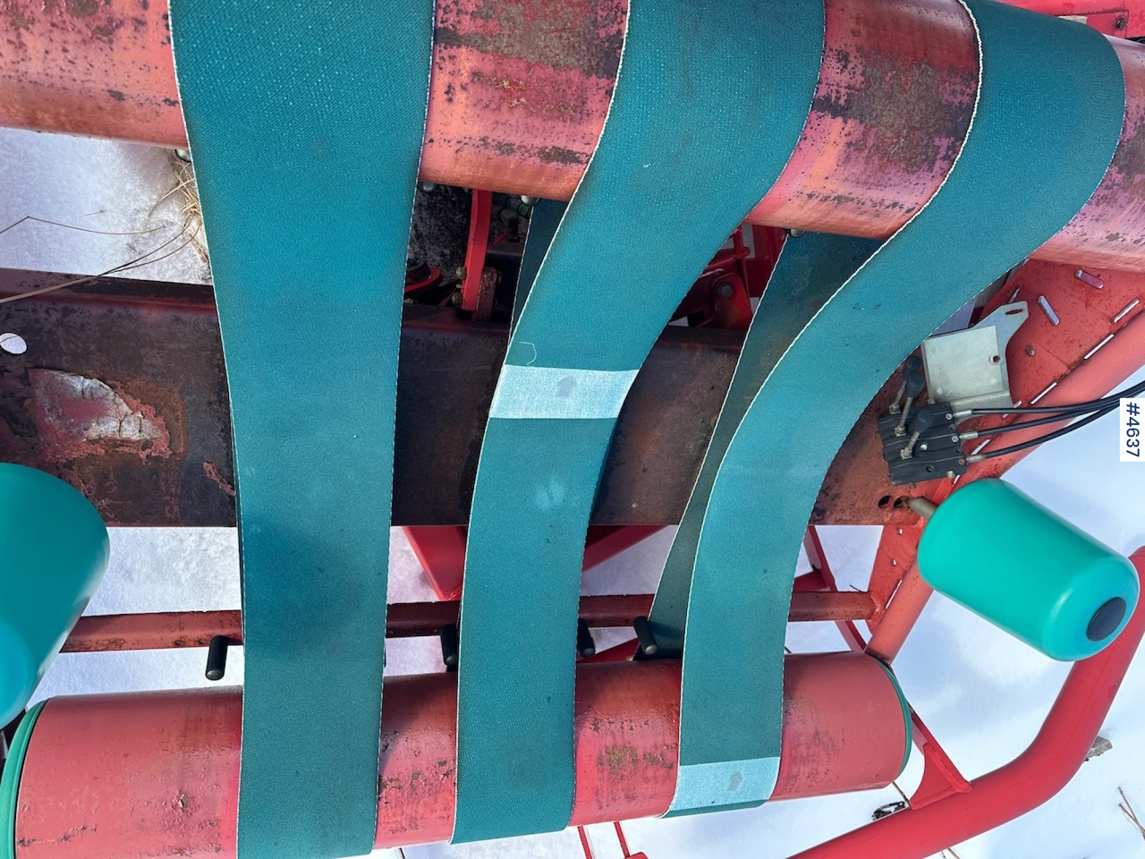 Szálastakarmány betakarítás gépei 2004 Taarup 7420 Round bale wrapper: 8 kép. Szálastakarmány betakarítás gépei 2004 Taarup 7420 Round bale wrapper: 8 kép.