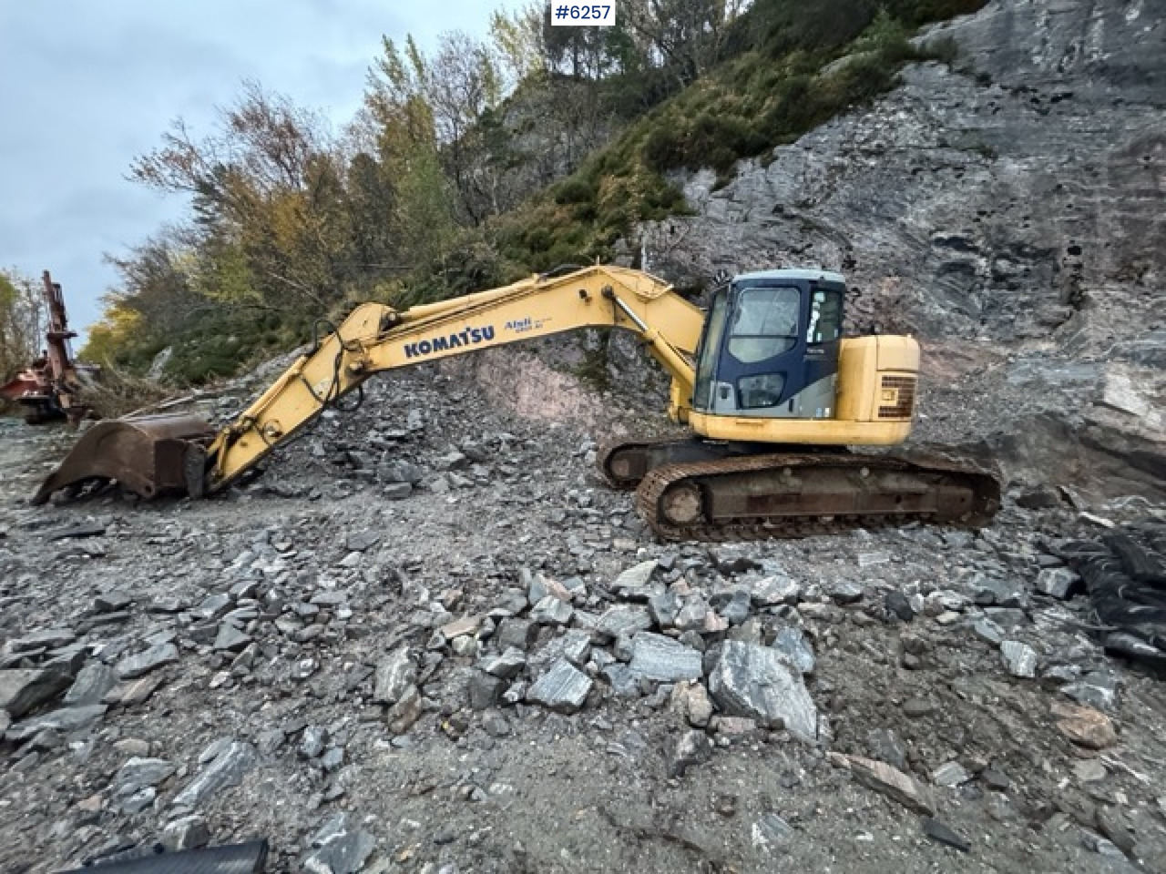 2005 Komatsu PC228 USLC-3K with Digging Bucket – SEE VIDEO! - Kotrógép: 2 kép. 2005 Komatsu PC228 USLC-3K with Digging Bucket – SEE VIDEO! - Kotrógép: 2 kép.