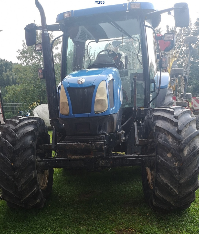 Traktor 2005 New Holland TS110A: 8 kép. Traktor 2005 New Holland TS110A: 8 kép.