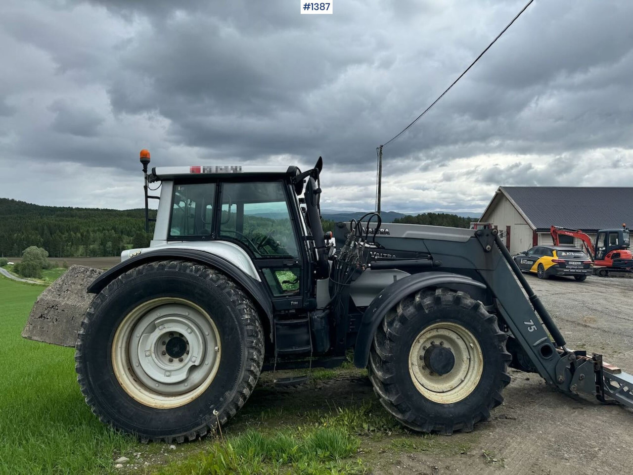 2007 Valtra T190 4x4 Tractor w/ bucket - Traktor: 2 kép. 2007 Valtra T190 4x4 Tractor w/ bucket - Traktor: 2 kép.