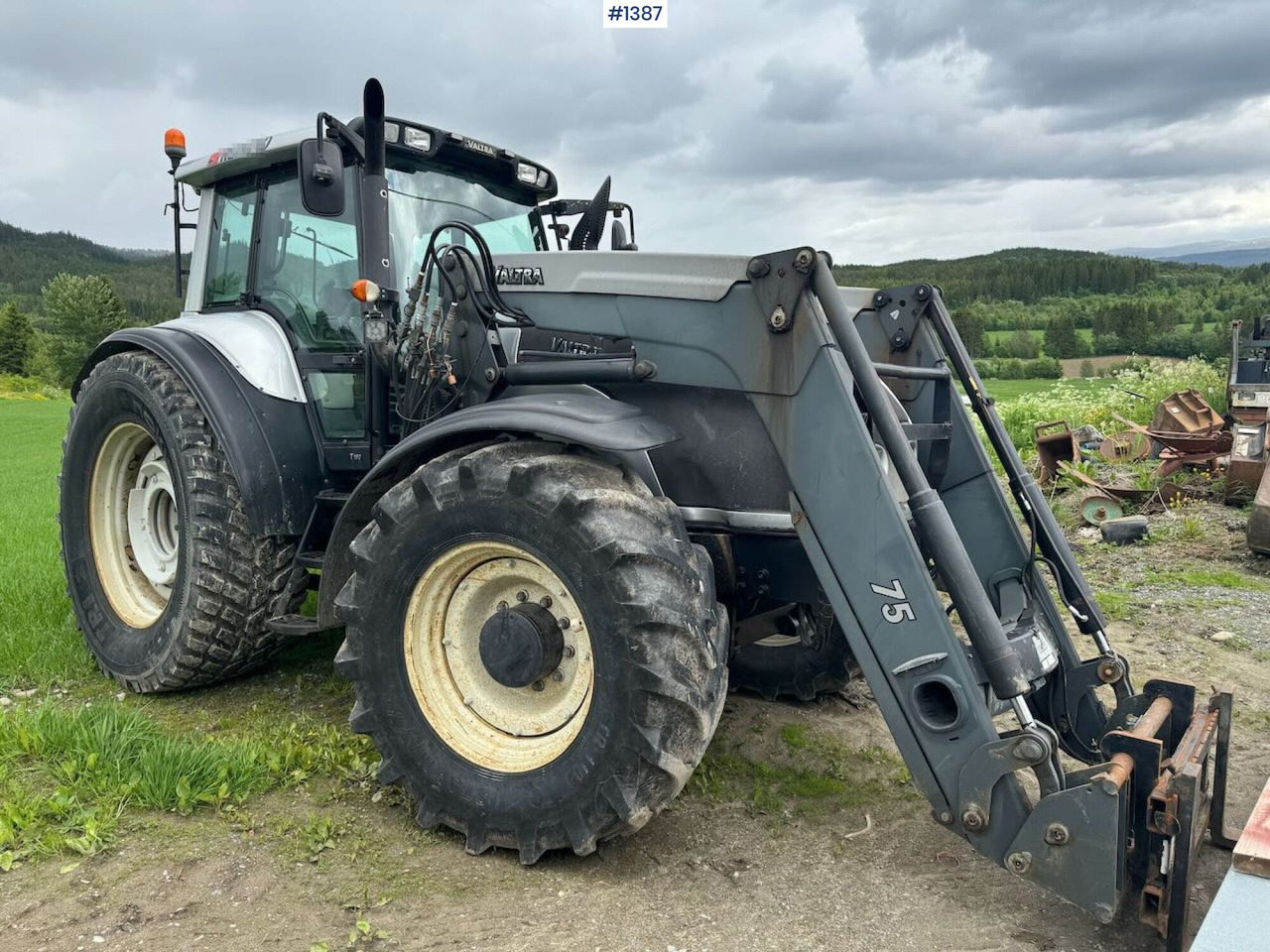 2007 Valtra T190 4x4 Tractor w/ bucket - Traktor: 1 kép. 2007 Valtra T190 4x4 Tractor w/ bucket - Traktor: 1 kép.