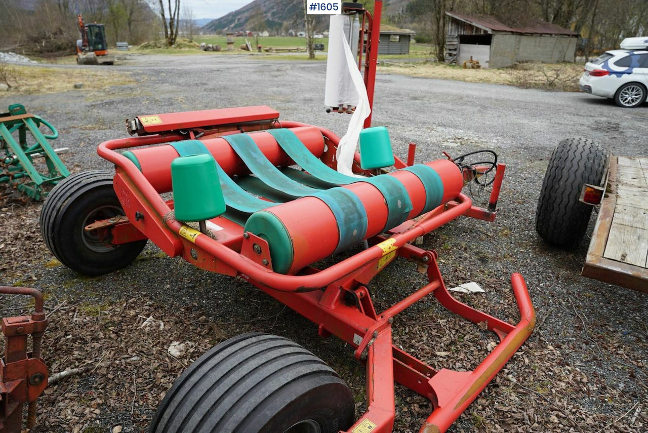 2009 Kverneland Taarup 7420 Round bale packs - Szálastakarmány betakarítás gépei: 4 kép. 2009 Kverneland Taarup 7420 Round bale packs - Szálastakarmány betakarítás gépei: 4 kép.