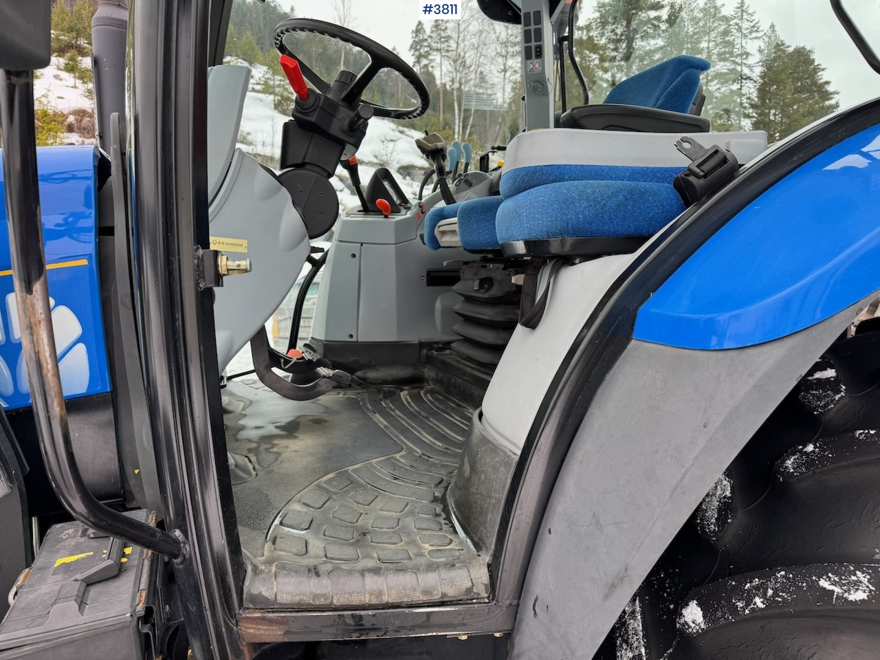 2010 New Holland T6020 Elite w/front loader - Traktor: 4 kép. 2010 New Holland T6020 Elite w/front loader - Traktor: 4 kép.