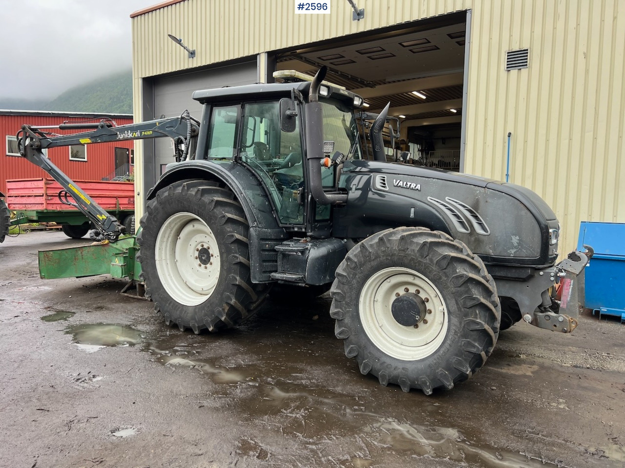 2010 Valtra T182 Versu Tractor w/ 2015 NHS 300E Chipper and 2015 Junkkari P4169 Crane - Traktor: 1 kép. 2010 Valtra T182 Versu Tractor w/ 2015 NHS 300E Chipper and 2015 Junkkari P4169 Crane - Traktor: 1 kép.