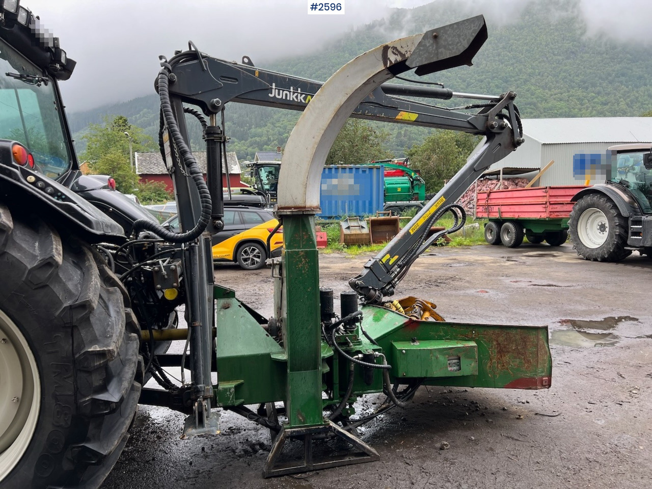 2010 Valtra T182 Versu Tractor w/ 2015 NHS 300E Chipper and 2015 Junkkari P4169 Crane - Traktor: 5 kép. 2010 Valtra T182 Versu Tractor w/ 2015 NHS 300E Chipper and 2015 Junkkari P4169 Crane - Traktor: 5 kép.