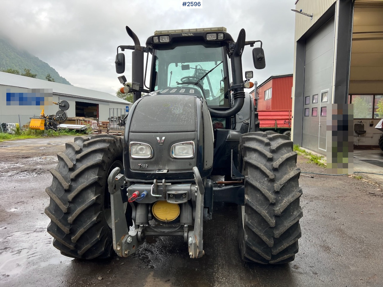 2010 Valtra T182 Versu Tractor w/ 2015 NHS 300E Chipper and 2015 Junkkari P4169 Crane - Traktor: 4 kép. 2010 Valtra T182 Versu Tractor w/ 2015 NHS 300E Chipper and 2015 Junkkari P4169 Crane - Traktor: 4 kép.