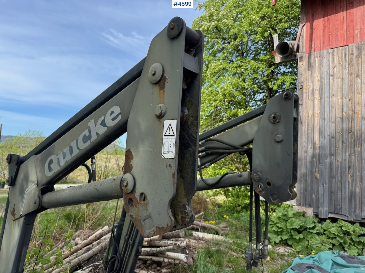 2012 Quicke Q970 w/ bucket and pallet fork. - Homlokrakodó traktorhoz: 5 kép. 2012 Quicke Q970 w/ bucket and pallet fork. - Homlokrakodó traktorhoz: 5 kép.