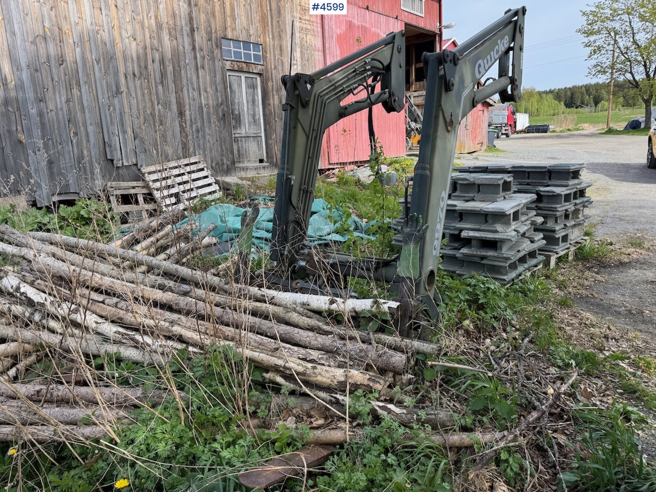 2012 Quicke Q970 w/ bucket and pallet fork. - Homlokrakodó traktorhoz: 2 kép. 2012 Quicke Q970 w/ bucket and pallet fork. - Homlokrakodó traktorhoz: 2 kép.