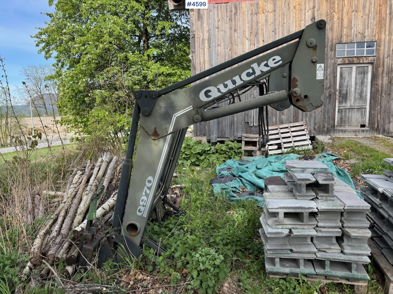 2012 Quicke Q970 w/ bucket and pallet fork. - Homlokrakodó traktorhoz: 1 kép. 2012 Quicke Q970 w/ bucket and pallet fork. - Homlokrakodó traktorhoz: 1 kép.